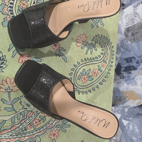 Black Heel Shoes - Picture 2 of 3